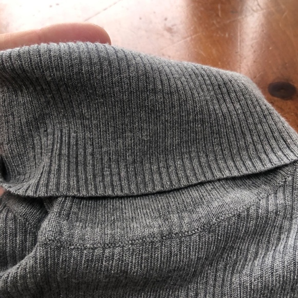 URBAN HERITAGE, size medium turtleneck ribbed shirt, new or like new - Picture 3 of 5